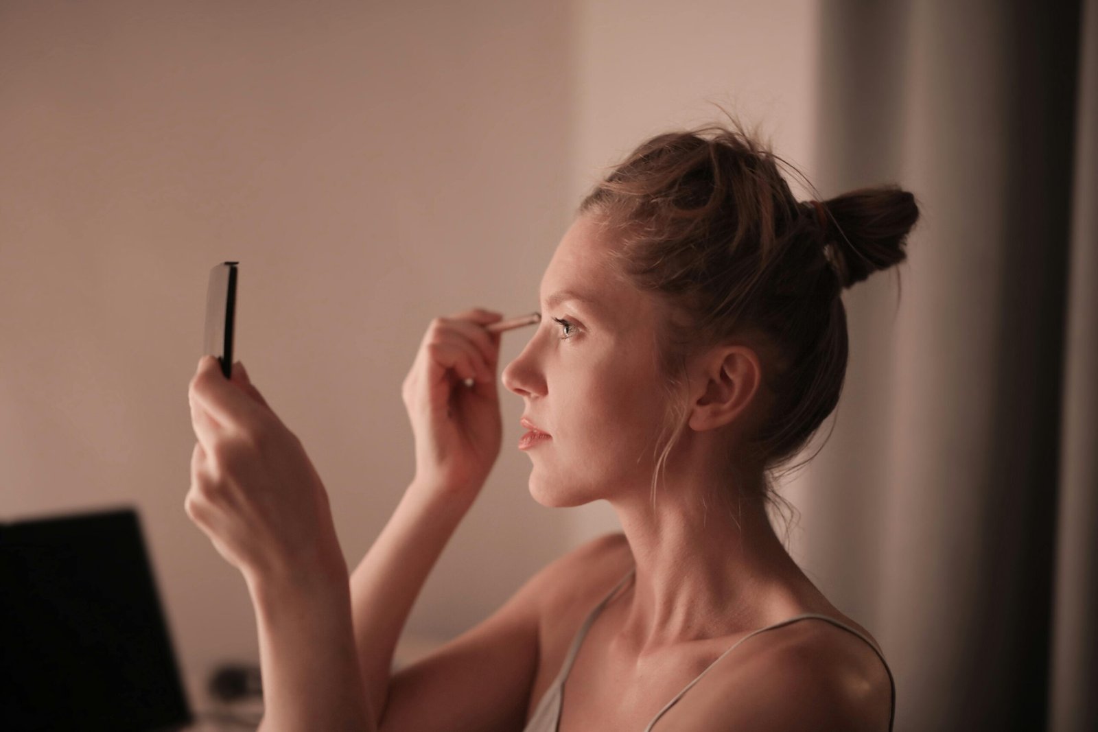 Why No-Makeup Makeup Is the Decade’s Most Political Look?